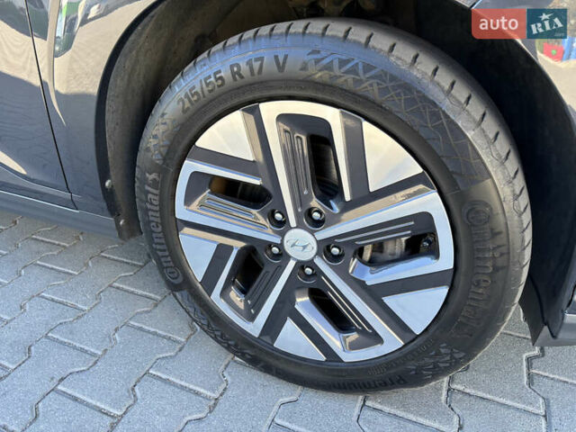 Сірий Хендай Kona Electric, об'ємом двигуна 0 л та пробігом 106 тис. км за 18650 $, фото 59 на Automoto.ua