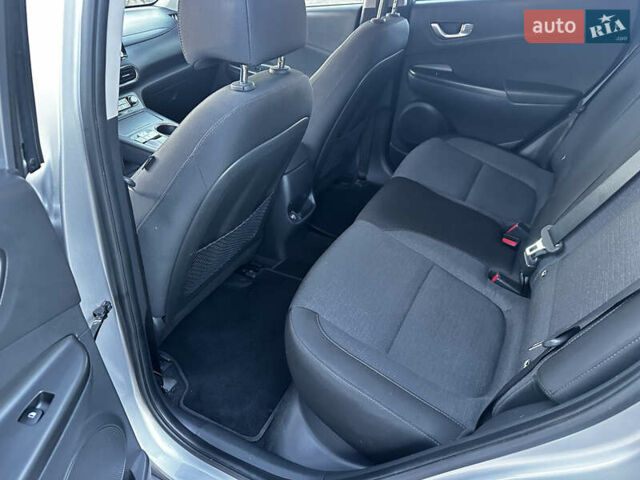 Серый Хендай Kona Electric, объемом двигателя 0 л и пробегом 55 тыс. км за 22000 $, фото 23 на Automoto.ua