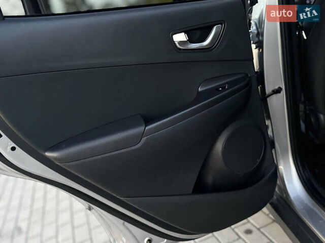 Серый Хендай Kona Electric, объемом двигателя 0 л и пробегом 80 тыс. км за 20700 $, фото 80 на Automoto.ua