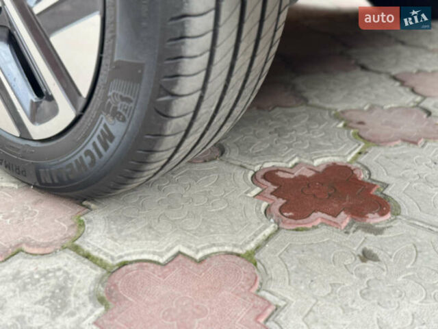 Серый Хендай Kona Electric, объемом двигателя 0 л и пробегом 112 тыс. км за 18999 $, фото 46 на Automoto.ua