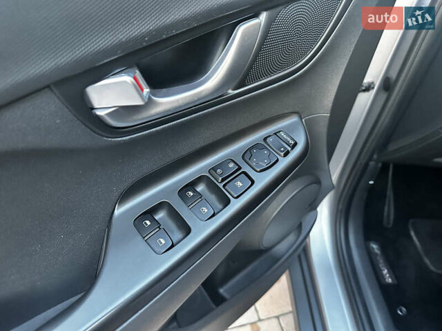 Серый Хендай Kona Electric, объемом двигателя 0 л и пробегом 55 тыс. км за 23500 $, фото 16 на Automoto.ua