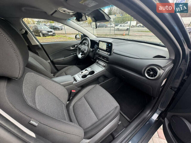 Сірий Хендай Kona Electric, об'ємом двигуна 0 л та пробігом 48 тис. км за 17500 $, фото 43 на Automoto.ua