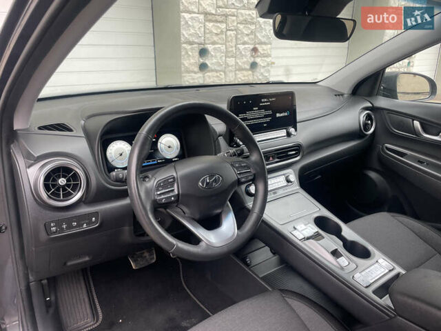 Серый Хендай Kona Electric, объемом двигателя 0 л и пробегом 57 тыс. км за 16790 $, фото 13 на Automoto.ua