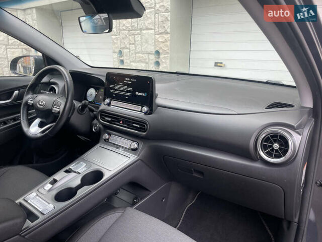 Серый Хендай Kona Electric, объемом двигателя 0 л и пробегом 57 тыс. км за 16790 $, фото 21 на Automoto.ua