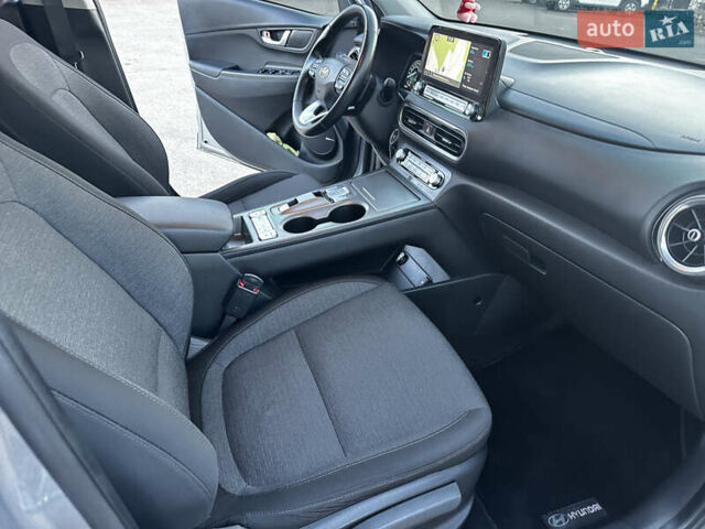 Серый Хендай Kona Electric, объемом двигателя 0 л и пробегом 55 тыс. км за 22000 $, фото 28 на Automoto.ua