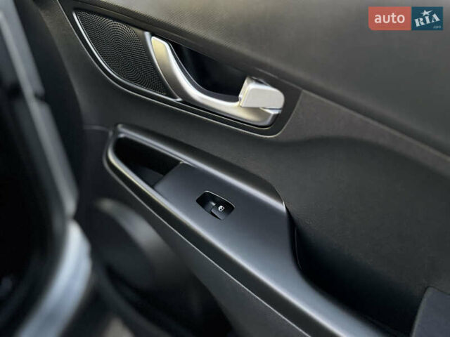 Серый Хендай Kona Electric, объемом двигателя 0 л и пробегом 80 тыс. км за 20700 $, фото 60 на Automoto.ua