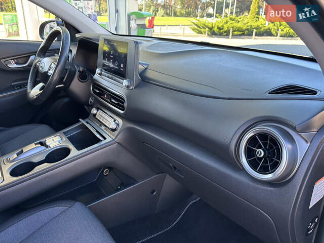 Сірий Хендай Kona Electric, об'ємом двигуна 0 л та пробігом 106 тис. км за 18650 $, фото 57 на Automoto.ua