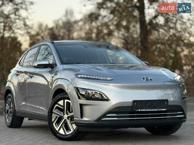 Серый Хендай Kona Electric, объемом двигателя 0 л и пробегом 80 тыс. км за 20700 $, фото 2 на Automoto.ua