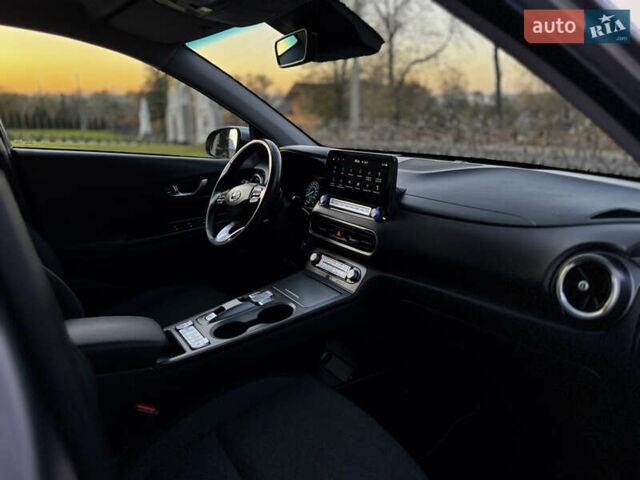 Серый Хендай Kona Electric, объемом двигателя 0 л и пробегом 80 тыс. км за 20700 $, фото 62 на Automoto.ua