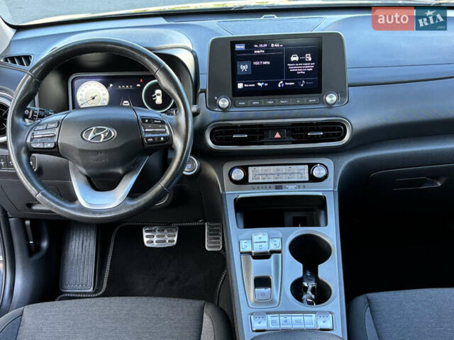 Сірий Хендай Kona Electric, об'ємом двигуна 0 л та пробігом 106 тис. км за 18650 $, фото 22 на Automoto.ua