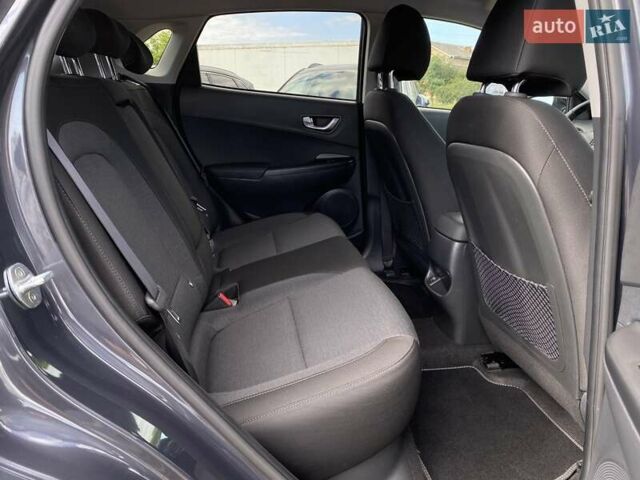 Серый Хендай Kona Electric, объемом двигателя 0 л и пробегом 115 тыс. км за 20600 $, фото 68 на Automoto.ua