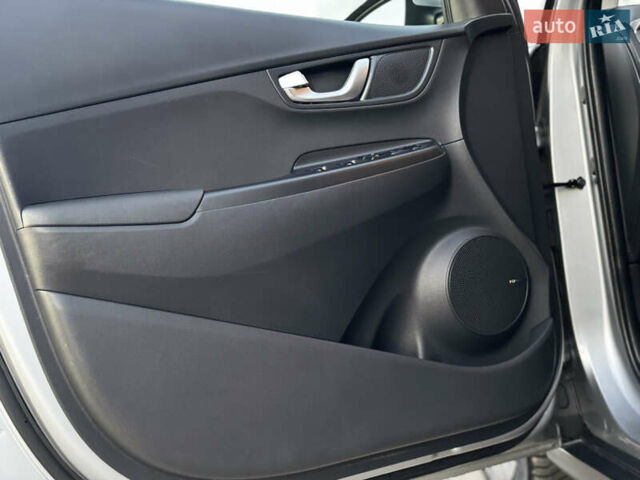 Серый Хендай Kona Electric, объемом двигателя 0 л и пробегом 80 тыс. км за 20700 $, фото 40 на Automoto.ua