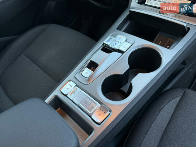 Сірий Хендай Kona Electric, об'ємом двигуна 0 л та пробігом 41 тис. км за 18650 $, фото 34 на Automoto.ua