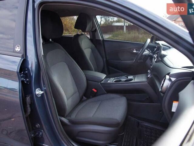 Серый Хендай Kona Electric, объемом двигателя 0 л и пробегом 46 тыс. км за 17950 $, фото 60 на Automoto.ua