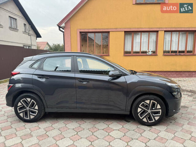Серый Хендай Kona Electric, объемом двигателя 0 л и пробегом 112 тыс. км за 18499 $, фото 4 на Automoto.ua