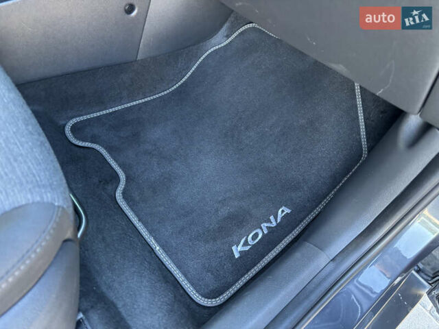 Сірий Хендай Kona Electric, об'ємом двигуна 0 л та пробігом 106 тис. км за 18650 $, фото 56 на Automoto.ua