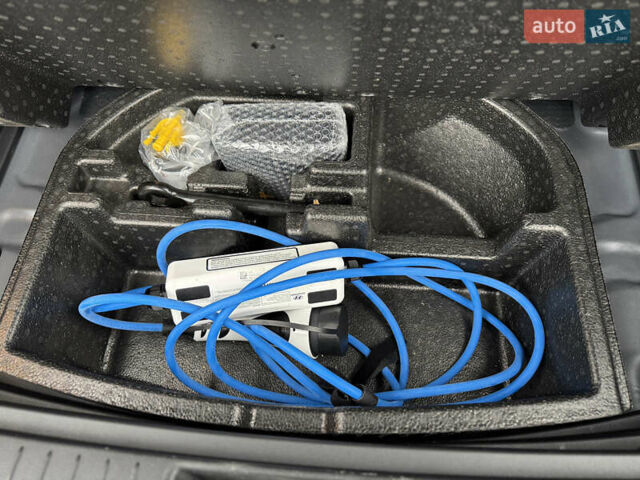 Серый Хендай Kona Electric, объемом двигателя 0 л и пробегом 50 тыс. км за 18500 $, фото 51 на Automoto.ua