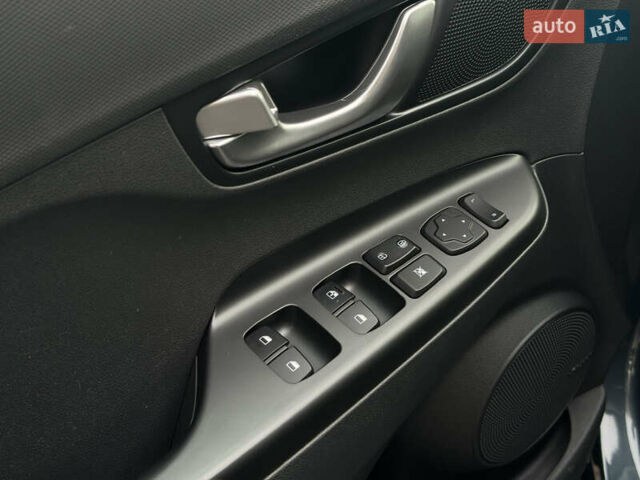 Сірий Хендай Kona Electric, об'ємом двигуна 0 л та пробігом 48 тис. км за 17500 $, фото 24 на Automoto.ua