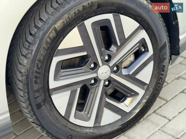 Серый Хендай Kona Electric, объемом двигателя 0 л и пробегом 80 тыс. км за 20700 $, фото 12 на Automoto.ua