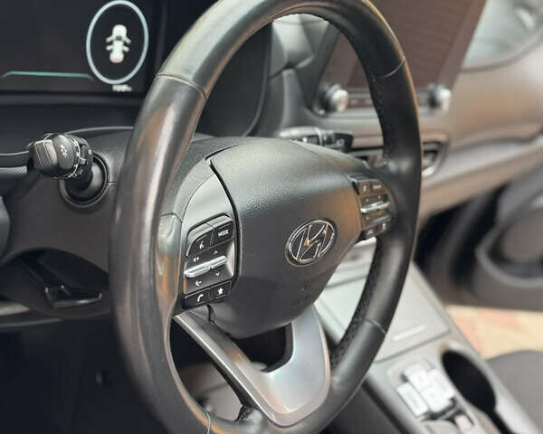 Серый Хендай Kona Electric, объемом двигателя 0 л и пробегом 112 тыс. км за 18499 $, фото 24 на Automoto.ua