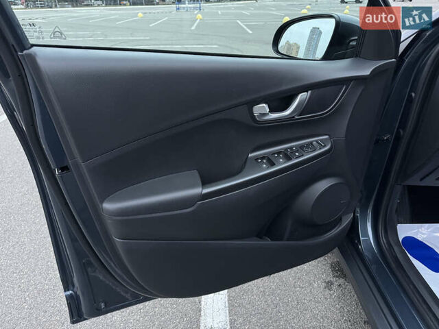 Сірий Хендай Kona Electric, об'ємом двигуна 0 л та пробігом 55 тис. км за 18500 $, фото 28 на Automoto.ua