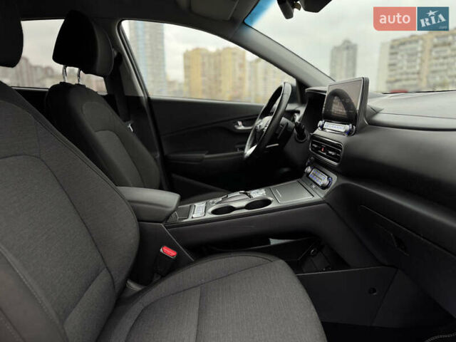 Серый Хендай Kona Electric, объемом двигателя 0 л и пробегом 50 тыс. км за 18500 $, фото 36 на Automoto.ua