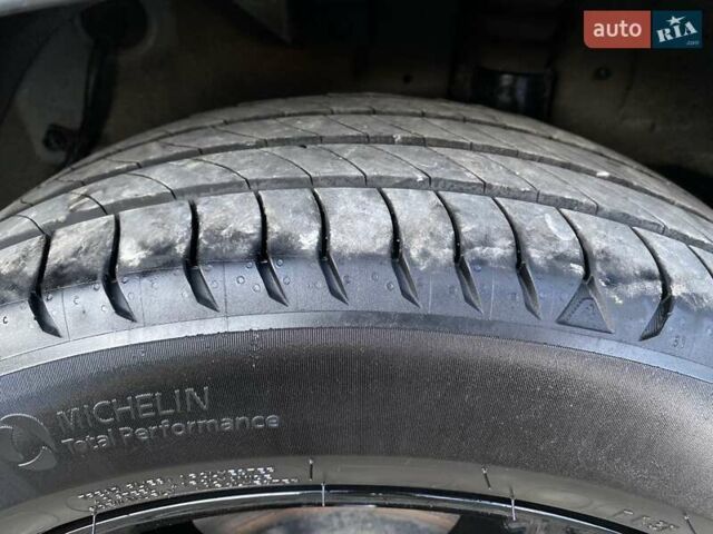 Серый Хендай Kona Electric, объемом двигателя 0 л и пробегом 115 тыс. км за 20600 $, фото 24 на Automoto.ua