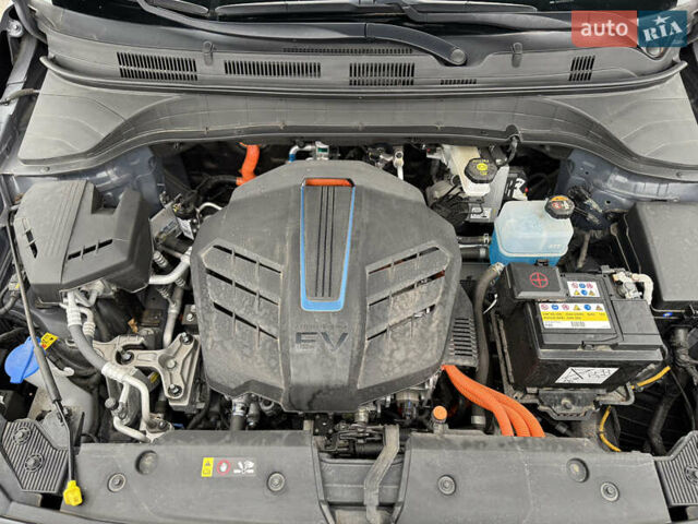 Серый Хендай Kona Electric, объемом двигателя 0 л и пробегом 50 тыс. км за 18500 $, фото 7 на Automoto.ua