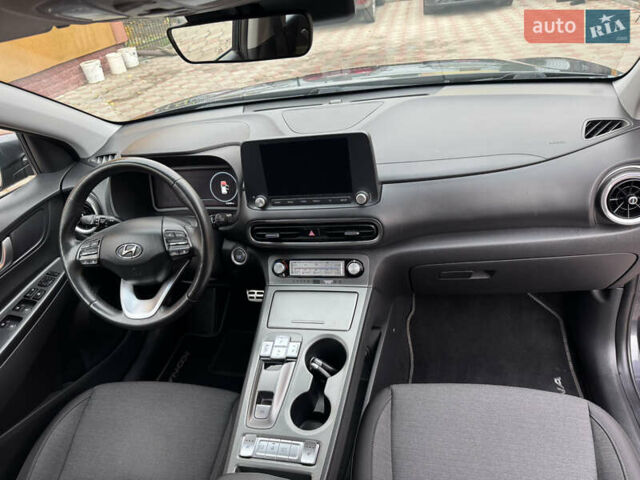 Серый Хендай Kona Electric, объемом двигателя 0 л и пробегом 112 тыс. км за 18499 $, фото 32 на Automoto.ua