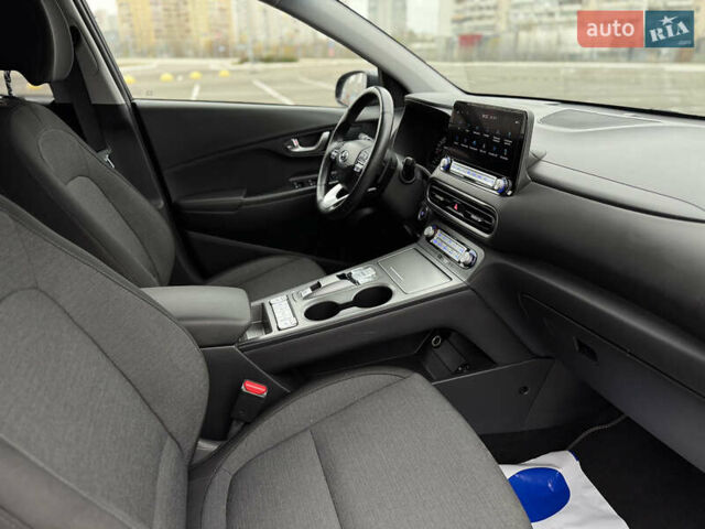 Серый Хендай Kona Electric, объемом двигателя 0 л и пробегом 50 тыс. км за 18500 $, фото 38 на Automoto.ua