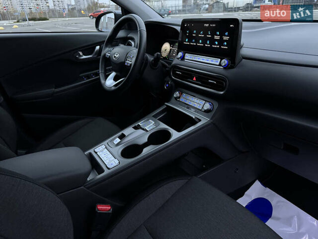 Сірий Хендай Kona Electric, об'ємом двигуна 0 л та пробігом 55 тис. км за 18500 $, фото 39 на Automoto.ua