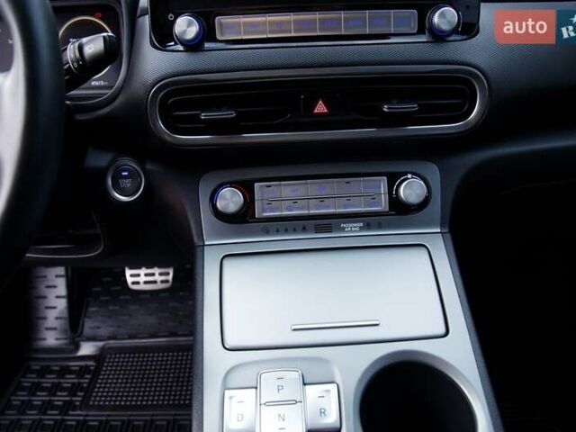 Серый Хендай Kona Electric, объемом двигателя 0 л и пробегом 46 тыс. км за 17950 $, фото 51 на Automoto.ua