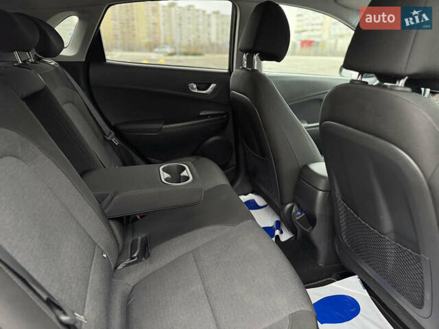 Серый Хендай Kona Electric, объемом двигателя 0 л и пробегом 50 тыс. км за 18500 $, фото 48 на Automoto.ua