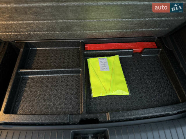 Сірий Хендай Kona Electric, об'ємом двигуна 0 л та пробігом 55 тис. км за 18500 $, фото 45 на Automoto.ua