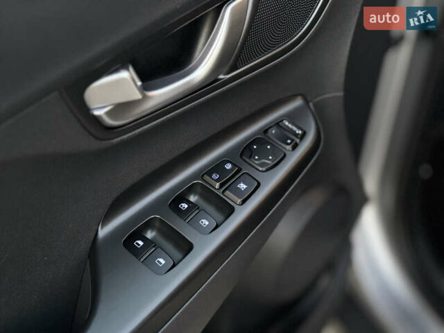 Серый Хендай Kona Electric, объемом двигателя 0 л и пробегом 80 тыс. км за 20700 $, фото 41 на Automoto.ua