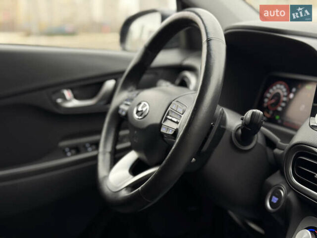 Серый Хендай Kona Electric, объемом двигателя 0 л и пробегом 50 тыс. км за 18500 $, фото 43 на Automoto.ua
