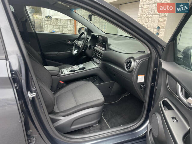 Серый Хендай Kona Electric, объемом двигателя 0 л и пробегом 57 тыс. км за 16790 $, фото 20 на Automoto.ua