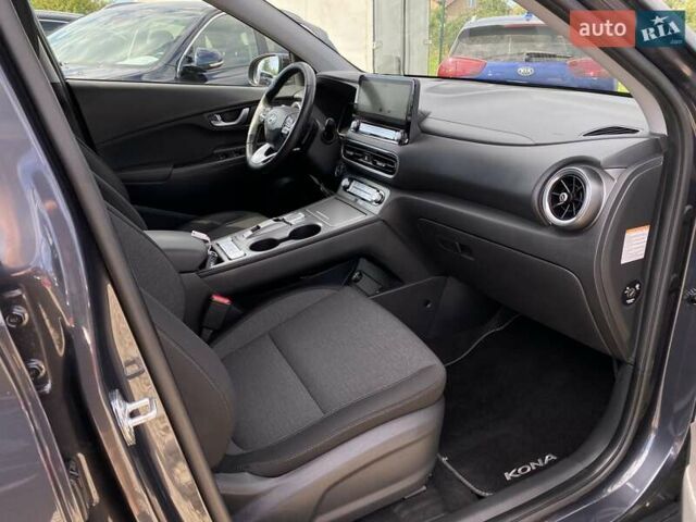 Серый Хендай Kona Electric, объемом двигателя 0 л и пробегом 115 тыс. км за 20600 $, фото 69 на Automoto.ua