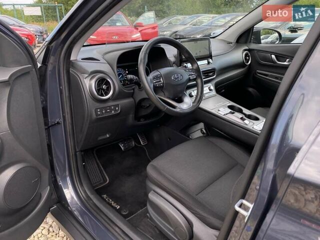Серый Хендай Kona Electric, объемом двигателя 0 л и пробегом 115 тыс. км за 20600 $, фото 3 на Automoto.ua