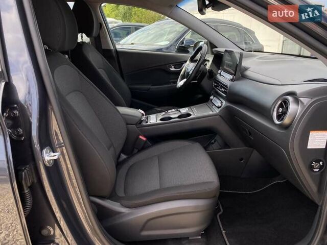 Серый Хендай Kona Electric, объемом двигателя 0 л и пробегом 115 тыс. км за 20600 $, фото 70 на Automoto.ua