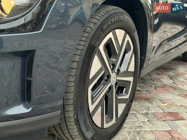 Сірий Хендай Kona Electric, об'ємом двигуна 0 л та пробігом 48 тис. км за 17500 $, фото 17 на Automoto.ua