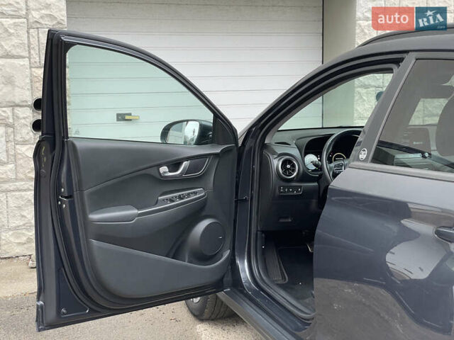 Серый Хендай Kona Electric, объемом двигателя 0 л и пробегом 57 тыс. км за 16790 $, фото 9 на Automoto.ua