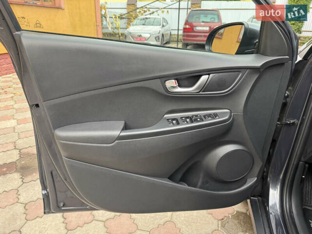 Серый Хендай Kona Electric, объемом двигателя 0 л и пробегом 112 тыс. км за 18499 $, фото 11 на Automoto.ua