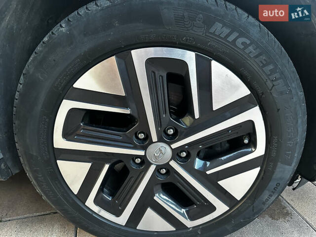 Серый Хендай Kona Electric, объемом двигателя 0 л и пробегом 55 тыс. км за 23500 $, фото 23 на Automoto.ua