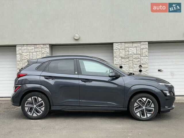 Серый Хендай Kona Electric, объемом двигателя 0 л и пробегом 57 тыс. км за 16790 $, фото 3 на Automoto.ua
