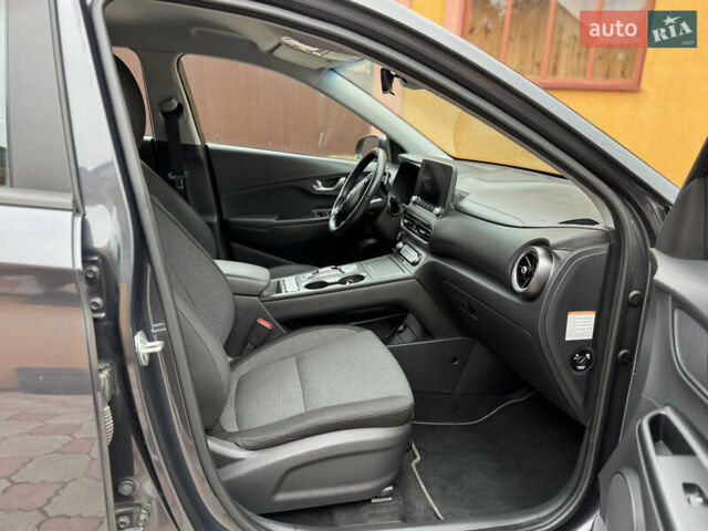 Серый Хендай Kona Electric, объемом двигателя 0 л и пробегом 112 тыс. км за 18499 $, фото 60 на Automoto.ua
