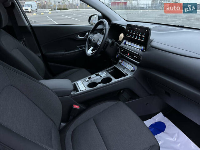 Сірий Хендай Kona Electric, об'ємом двигуна 0 л та пробігом 55 тис. км за 18500 $, фото 33 на Automoto.ua