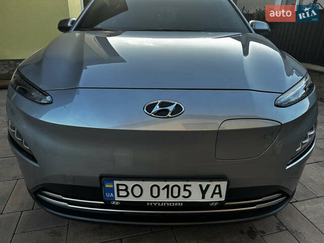 Серый Хендай Kona Electric, объемом двигателя 0 л и пробегом 55 тыс. км за 23500 $, фото 3 на Automoto.ua