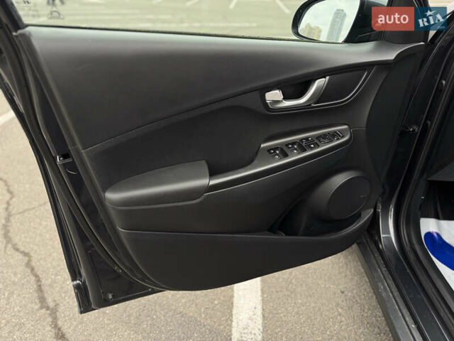 Серый Хендай Kona Electric, объемом двигателя 0 л и пробегом 50 тыс. км за 18500 $, фото 29 на Automoto.ua