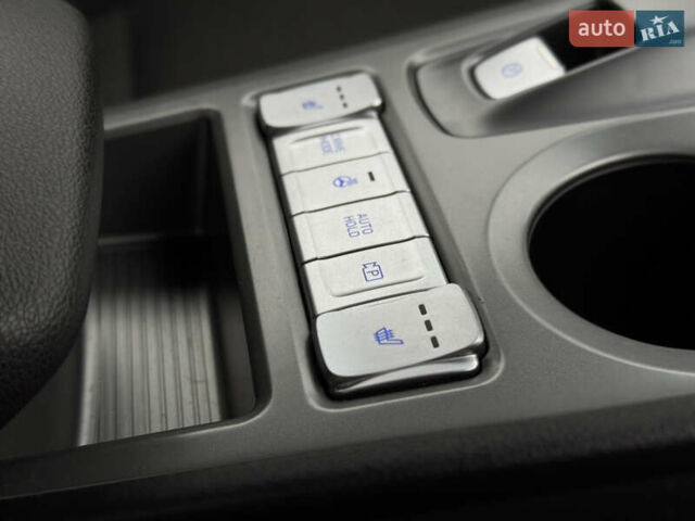 Серый Хендай Kona Electric, объемом двигателя 0 л и пробегом 50 тыс. км за 18500 $, фото 39 на Automoto.ua